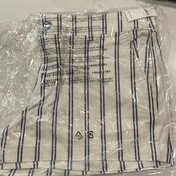 GAP 3'' Mid Rise Khaki Shorts with Washwell™ Striped Mid Rise Cotton - Picture 9 of 10